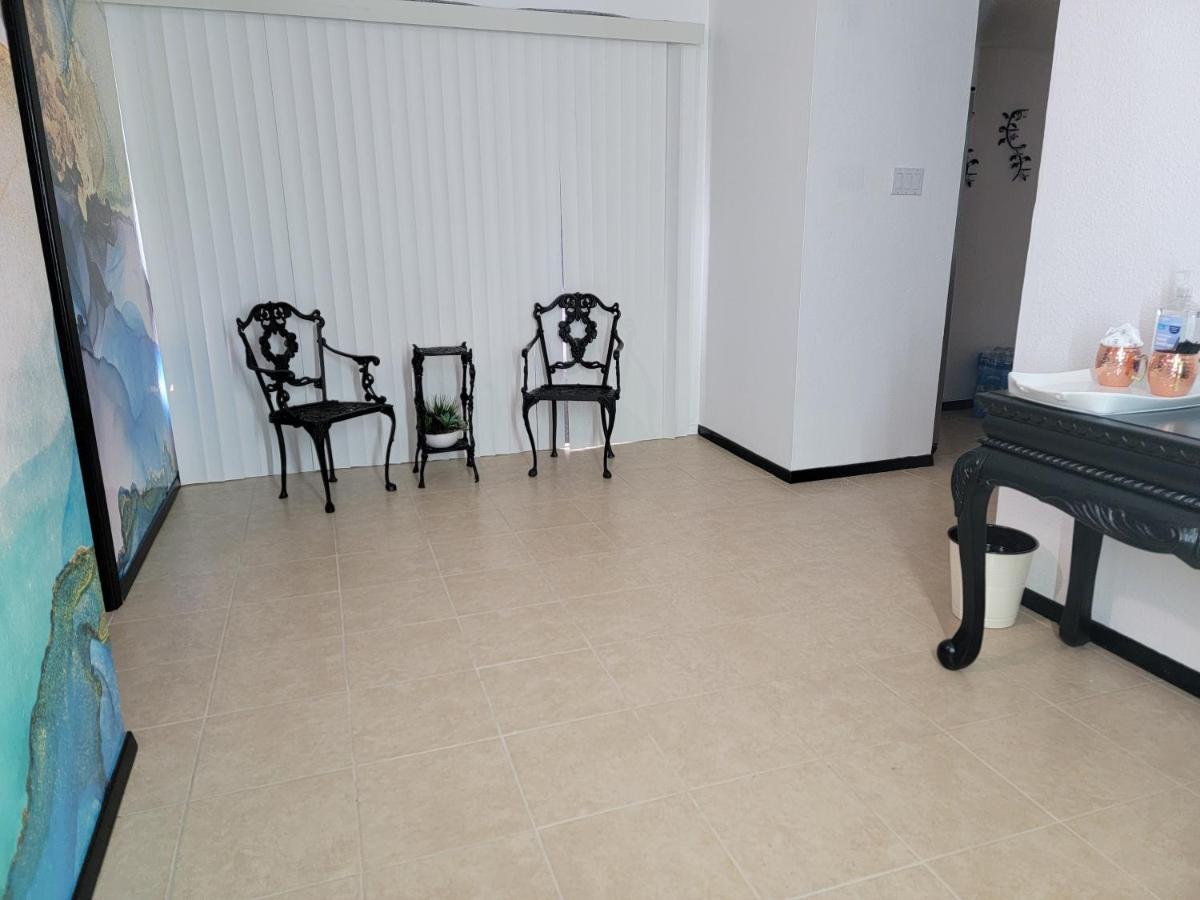 Orangewood & 51Ave Homestay - Not A Hotel 格伦代尔 外观 照片