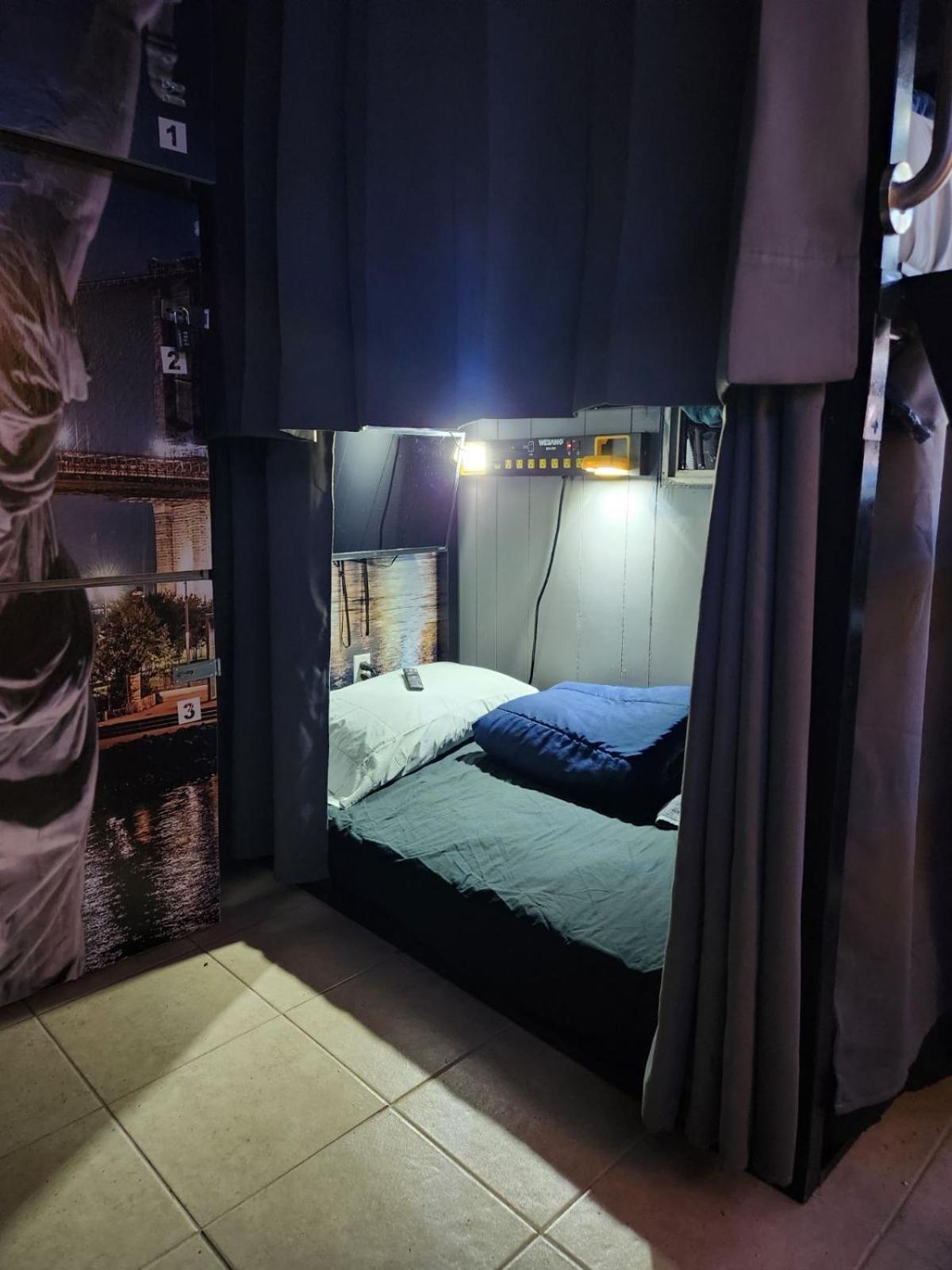 Orangewood & 51Ave Homestay - Not A Hotel 格伦代尔 外观 照片